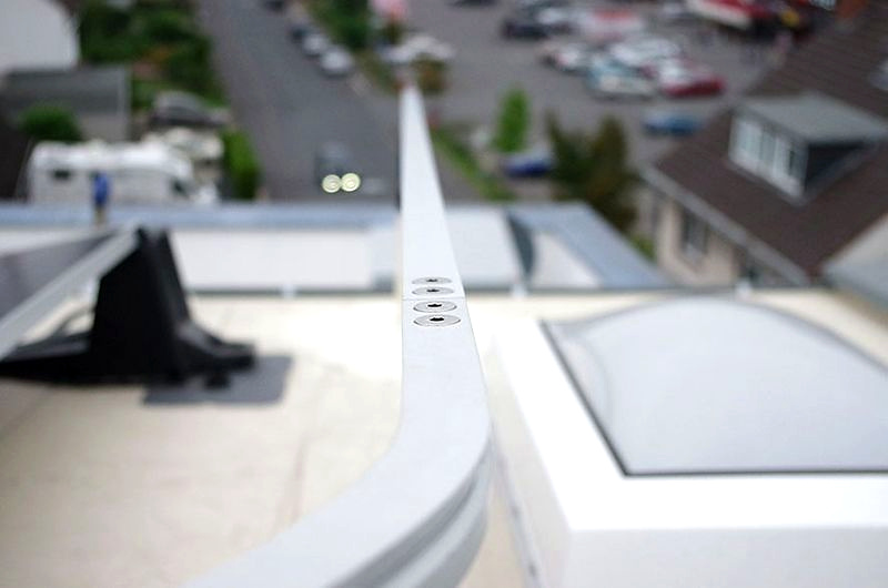 SECU TRACK Schienensystem an einer Dachkante